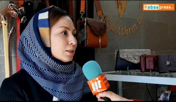 سهیلا درویشی کارآفرین موفق تولید محصولات صنایع دستی چرم دوزی شهر پرند و شهرداری پرند