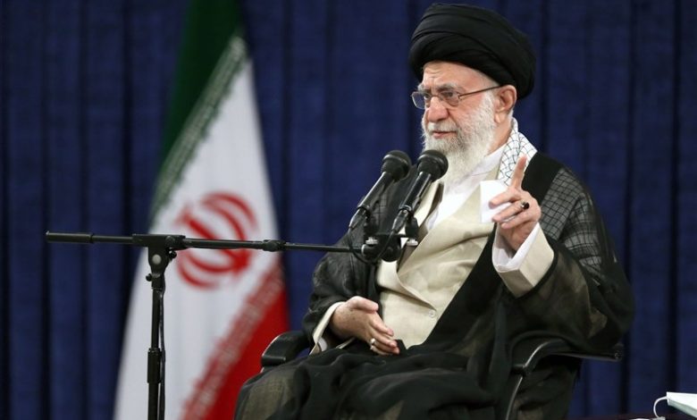 امام خامنه‌ای: راز سربلندی جمهوری اسلامی در مقابل همه حوادث ایستادگی و نهراسیدن از دشمنان است