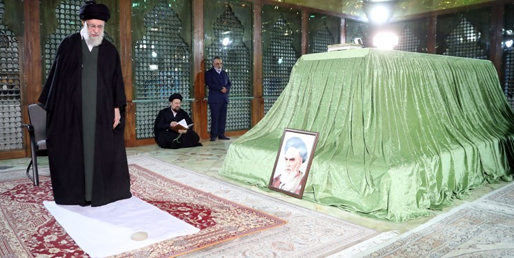 حضور رهبر انقلاب در حرم مطهر امام راحل و گلزار شهدای بهشت زهرا(ع) بهمناسبت دهه فجر