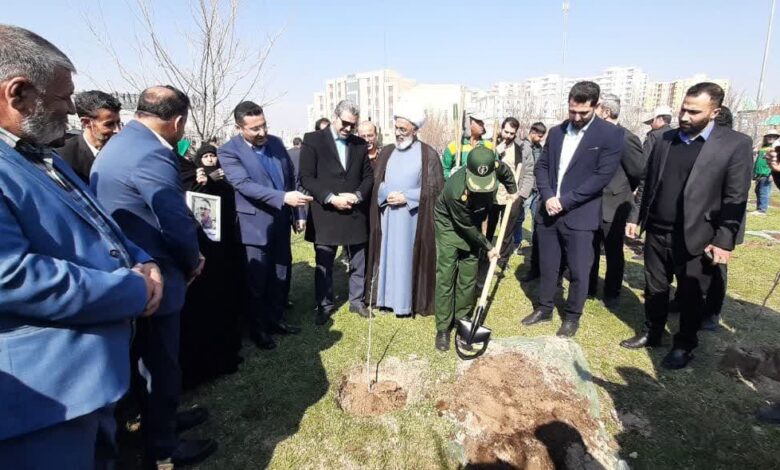 مراسم روز درختکاری در پرند برگزار شد / غرس نهال به یاد شهداء و توزیع صدها درخت مثمر در بین شهروندان + تصاویر