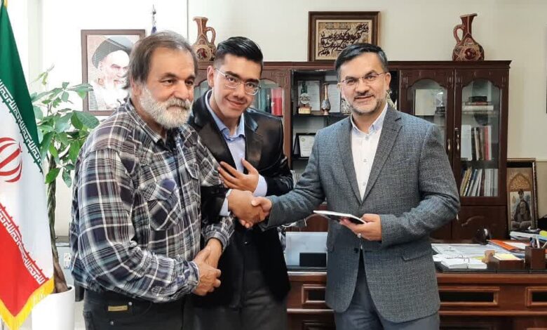 مدیرعامل شرکت عمران شهر پرند طی دیداری با نویسنده جوان معلول پرندی از وی تجلیل کرد.