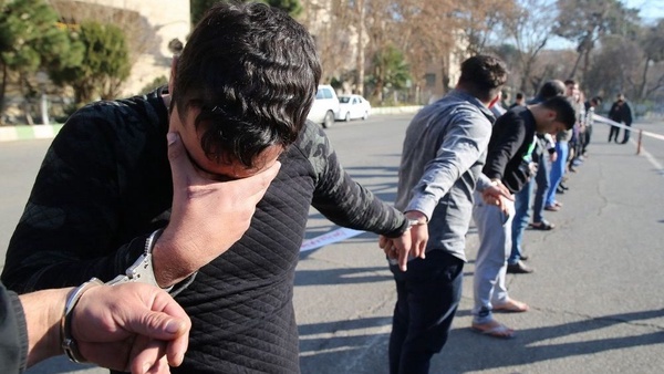 دستگیری ۱۸ سارق طی ٢۴ ساعت گذشته در رباطکریم / سارقان خودرو با پابند الکترونیک دستگیر شدند